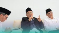 Calon Rektor Universitas Islam Negeri Kiai Haji Achmad Siddiq (UIN KHAS) Jember, Prof. Dr. Moch. Chotib, A.Ag., M.M. (tengah) (Foto: Humas UIN KHAS Jember).