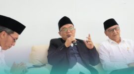 Calon Rektor Universitas Islam Negeri Kiai Haji Achmad Siddiq (UIN KHAS) Jember, Prof. Dr. Moch. Chotib, A.Ag., M.M. (tengah) (Foto: Humas UIN KHAS Jember). 