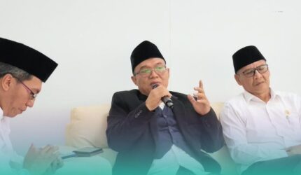 Calon Rektor Universitas Islam Negeri Kiai Haji Achmad Siddiq (UIN KHAS) Jember, Prof. Dr. Moch. Chotib, A.Ag., M.M. (tengah) (Foto: Humas UIN KHAS Jember).