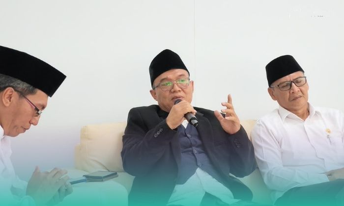 Calon Rektor Universitas Islam Negeri Kiai Haji Achmad Siddiq (UIN KHAS) Jember, Prof. Dr. Moch. Chotib, A.Ag., M.M. (tengah) (Foto: Humas UIN KHAS Jember). 
