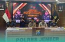 Polres Jember saat menggelar press release terkait kasus perampokan di Toko Emas Murni, Jalan Sultan Agung, Kelurahan Kepatihan, Kecamatan Kaliwates, Jember, di Aula Rupatama. (Foto: Sigit/Frensia). 