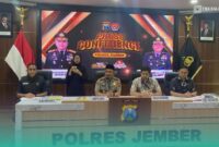 Polres Jember saat menggelar press release terkait kasus perampokan di Toko Emas Murni, Jalan Sultan Agung, Kelurahan Kepatihan, Kecamatan Kaliwates, Jember, di Aula Rupatama. (Foto: Sigit/Frensia). 