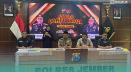 Polres Jember saat menggelar press release terkait kasus perampokan di Toko Emas Murni, Jalan Sultan Agung, Kelurahan Kepatihan, Kecamatan Kaliwates, Jember, di Aula Rupatama. (Foto: Sigit/Frensia). 