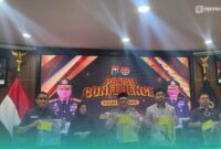 Polres Jember saat menunjukkan barang bukti yang digunakan oleh pelaku, dalam kasus perampokan Toko Emas Murni di Jalan Sultan Agung, Kelurahan Kepatihan, Kaliwates, Jember. (Foto: Sigit/Frensia). 