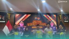 Polres Jember saat menunjukkan barang bukti yang digunakan oleh pelaku, dalam kasus perampokan Toko Emas Murni di Jalan Sultan Agung, Kelurahan Kepatihan, Kaliwates, Jember. (Foto: Sigit/Frensia). 