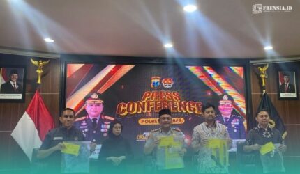 Polres Jember saat menunjukkan barang bukti yang digunakan oleh pelaku, dalam kasus perampokan Toko Emas Murni di Jalan Sultan Agung, Keluaran Kepatihan, Kaliwates, Jember. (Foto: Sigit/Frensia).