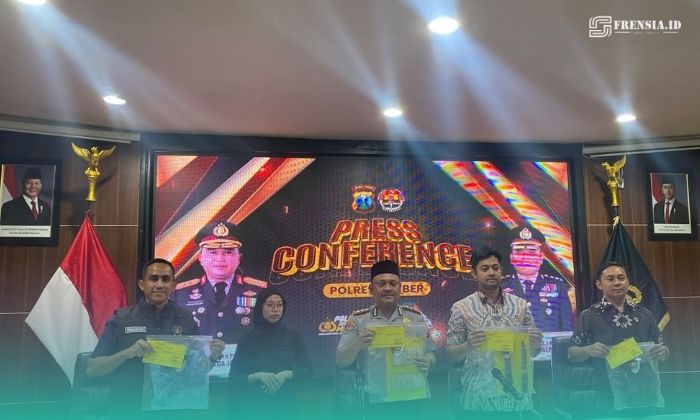 Polres Jember saat menunjukkan barang bukti yang digunakan oleh pelaku, dalam kasus perampokan Toko Emas Murni di Jalan Sultan Agung, Kelurahan Kepatihan, Kaliwates, Jember. (Foto: Sigit/Frensia). 