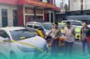 Kapolres Jember, AKBP Alaiddin, (kiri), Kasat Reskrim Polres Jember, AKP Ario Senopati Joyonegoro, (tengah), Kanit Pidum Satreskrim Polres Jember, Ipda Andry Yunni Prasetiyo (kanan), saat menunjukkan barang bukti berupa 1 unit Mobil Toyota Yaris, yang dikendarai pelaku perampokan Toko Emas Murni, Jalan Sultan Agung. (Foto: Sigit/Frensia). 