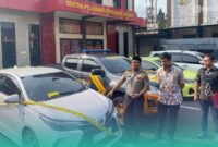 Kapolres Jember, AKBP Alaiddin, (kiri), Kasat Reskrim Polres Jember, AKP Ario Senopati Joyonegoro, (tengah), Kanit Pidum Satreskrim Polres Jember, Ipda Andry Yunni Prasetiyo (kanan), saat menunjukkan barang bukti berupa 1 unit Mobil Toyota Yaris, yang dikendarai pelaku perampokan Toko Emas Murni, Jalan Sultan Agung. (Foto: Sigit/Frensia). 