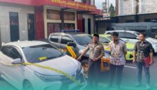 Kapolres Jember, AKBP Alaiddin, (kiri), Kasat Reskrim Polres Jember, AKP Ario Senopati Joyonegoro, (tengah), Kanit Pidum Satreskrim Polres Jember, Ipda Andry Yunni Prasetiyo (kanan), saat menunjukkan barang bukti berupa 1 unit Mobil Toyota Yaris, yang dikendarai pelaku perampokan Toko Emas Murni, Jalan Sultan Agung. (Foto: Sigit/Frensia). 