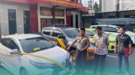 Kapolres Jember, AKBP Alaiddin, (kiri), Kasat Reskrim Polres Jember, AKP Ario Senopati Joyonegoro, (tengah), Kanit Pidum Satreskrim Polres Jember, Ipda Andry Yunni Prasetiyo (kanan), saat menunjukkan barang bukti berupa 1 unit Mobil Toyota Yaris, yang dikendarai pelaku perampokan Toko Emas Murni, Jalan Sultan Agung. (Foto: Sigit/Frensia). 
