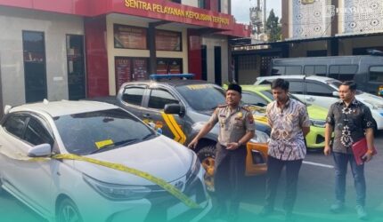 Kapolres Jember, AKBP Alaiddin, (kiri), Kasat Reskrim Polres Jember, AKP Ario Senopati Joyonegoro, (tengah), Kanit Pidum Satreskrim Polres Jember, Ipda Andry Yunni Prasetiyo (kanan), saat menunjukkan barang bukti berupa 1 unit Mobil Toyota Yaris, yang dikendarai pelaku perampokan Toko Emas Murni, Jalan Sultan Agung. (Foto: Sigit/Frensia).