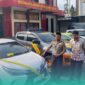 Kapolres Jember, AKBP Alaiddin, (kiri), Kasat Reskrim Polres Jember, AKP Ario Senopati Joyonegoro, (tengah), Kanit Pidum Satreskrim Polres Jember, Ipda Andry Yunni Prasetiyo (kanan), saat menunjukkan barang bukti berupa 1 unit Mobil Toyota Yaris, yang dikendarai pelaku perampokan Toko Emas Murni, Jalan Sultan Agung. (Foto: Sigit/Frensia). 