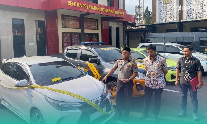 Kapolres Jember, AKBP Alaiddin, (kiri), Kasat Reskrim Polres Jember, AKP Ario Senopati Joyonegoro, (tengah), Kanit Pidum Satreskrim Polres Jember, Ipda Andry Yunni Prasetiyo (kanan), saat menunjukkan barang bukti berupa 1 unit Mobil Toyota Yaris, yang dikendarai pelaku perampokan Toko Emas Murni, Jalan Sultan Agung. (Foto: Sigit/Frensia). 