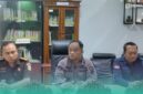 Kepala Kejari (Kajari) Jember, Yadyn Palebangan (tengah), saat menggelar konferensi pers di Kantor Kejaksaan Negeri Jember. (Foto: Sigit/Frensia). 