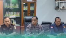 Kepala Kejari (Kajari) Jember, Yadyn Palebangan (tengah), saat menggelar konferensi pers di Kantor Kejaksaan Negeri Jember. (Foto: Sigit/Frensia).