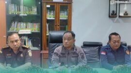 Kepala Kejari (Kajari) Jember, Yadyn Palebangan (tengah), saat menggelar konferensi pers di Kantor Kejaksaan Negeri Jember. (Foto: Sigit/Frensia). 
