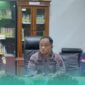 Kepala Kejari (Kajari) Jember, Yadyn Palebangan (tengah), saat menggelar konferensi pers di Kantor Kejaksaan Negeri Jember. (Foto: Sigit/Frensia). 