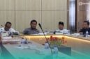 Komisi A DPRD Jember, saat menggelar Rapat Dengar Pendapat Umum (RDPU), bersama warga desa Kemuningsari Lor, Kecamatan Panti, Jember (Foto: Fadli/Frensia).  