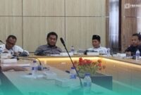 Komisi A DPRD Jember, saat menggelar Rapat Dengar Pendapat Umum (RDPU), bersama warga desa Kemuningsari Lor, Kecamatan Panti, Jember (Foto: Fadli/Frensia).  
