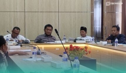 Komisi A DPRD Jember, saat menggelar Rapat Dengar Pendapat Umum (RDPU), bersama warga desa Kemuningsari Lor, Kecamatan Panti, Jember. (Foto: Fadli/Frensia).