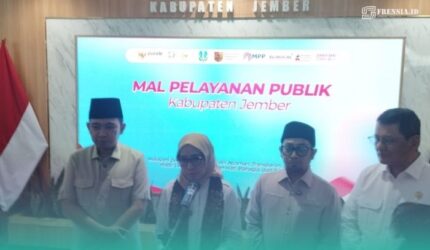 (dari kiri) Bupati Jember, Muhammad Fawait, Menteri Pendayagunaan Aparatur Negara dan Reformasi Birokrasi (MenPAN-RB)Republik Indonesia, Rini Widyantini, Anggota Komisi II DPR RI Fraksi PKB, Muhammad Khozin. (Foto: Istimewa).