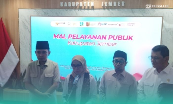 (dari kiri) Bupati Jember, Muhammad Fawait, Menteri Pendayagunaan Aparatur Negara dan Reformasi Birokrasi (MenPAN-RB)Republik Indonesia, Rini Widyantini, Anggota Komisi II DPR RI Fraksi PKB, Muhammad Khozin. (Foto: Istimewa). 