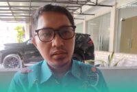 Direktur Lembaga Konsultan dan Bantuan Hukum Islam (LKBHI) UIN KHAS Jember, Zaenal Abidin, saat ditemui awak media di Mapolres Jember. (Foto: Fadli/Frensia). 