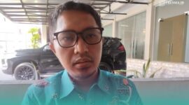 Direktur Lembaga Konsultan dan Bantuan Hukum Islam (LKBHI) UIN KHAS Jember, Zaenal Abidin, saat ditemui awak media di Mapolres Jember. (Foto: Fadli/Frensia). 