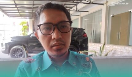 Direktur Lembaga Konsultan dan Bantuan Hukum Islam (LKBHI) UIN KHAS Jember, Zaenal Abidin, saat ditemui awak media di Mapolres Jember. (Foto: Fadli/Frensia).
