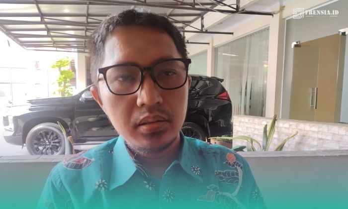 Direktur Lembaga Konsultan dan Bantuan Hukum Islam (LKBHI) UIN KHAS Jember, Zaenal Abidin, saat ditemui awak media di Mapolres Jember. (Foto: Fadli/Frensia). 