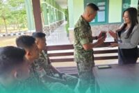 Anggota TNI Kodim 0824 Jember, saat dilayani transaksi oleh karyawan Bank BRI Jember. (Foto: Istimewa). 