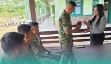 Anggota TNI Kodim 0824 Jember, saat dilayani transaksi oleh karyawan Bank BRI Jember. (Foto: Istimewa). 