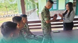 Anggota TNI Kodim 0824 Jember, saat dilayani transaksi oleh karyawan Bank BRI Jember. (Foto: Istimewa). 