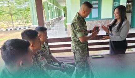 Anggota TNI Kodim 0824 Jember, saat dilayani transaksi oleh karyawan Bank BRI Jember. (Foto: Istimewa).