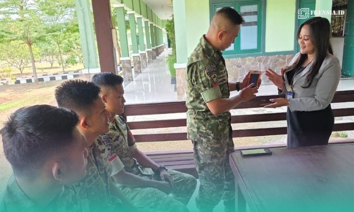 Anggota TNI Kodim 0824 Jember, saat dilayani transaksi oleh karyawan Bank BRI Jember. (Foto: Istimewa). 