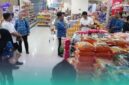 Satgas Pangan Polres Jember bersama Badan Pangan Nasional (Bapanas) RI dan dinas terkait, saat menggelar pengawasan serta pengecekan harga beras di sejumlah lokasi toko di Kabupaten Jember. (Foto: Istimewa). 