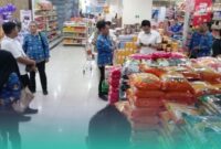 Satgas Pangan Polres Jember bersama Badan Pangan Nasional (Bapanas) RI dan dinas terkait, saat menggelar pengawasan serta pengecekan harga beras di sejumlah lokasi toko di Kabupaten Jember. (Foto: Istimewa). 
