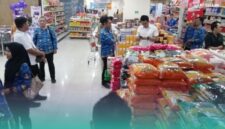 Satgas Pangan Polres Jember bersama Badan Pangan Nasional (Bapanas) RI dan dinas terkait, saat menggelar pengawasan serta pengecekan harga beras di sejumlah lokasi toko di Kabupaten Jember. (Foto: Istimewa).