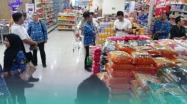 Satgas Pangan Polres Jember bersama Badan Pangan Nasional (Bapanas) RI dan dinas terkait, saat menggelar pengawasan serta pengecekan harga beras di sejumlah lokasi toko di Kabupaten Jember. (Foto: Istimewa). 