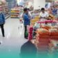Satgas Pangan Polres Jember bersama Badan Pangan Nasional (Bapanas) RI dan dinas terkait, saat menggelar pengawasan serta pengecekan harga beras di sejumlah lokasi toko di Kabupaten Jember. (Foto: Istimewa). 