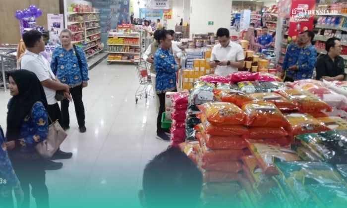 Satgas Pangan Polres Jember bersama Badan Pangan Nasional (Bapanas) RI dan dinas terkait, saat menggelar pengawasan serta pengecekan harga beras di sejumlah lokasi toko di Kabupaten Jember. (Foto: Istimewa). 