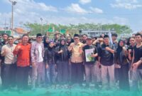 Puluhan mahasiswa yang tergabung dalam Republik Mahasiswa Fakultas Tarbiyah dan Ilmu Keguruan (FTIK) UIN Kiai Haji Achmad Siddiq (KHAS) Jember, saat ditemui pimpinan dekanat, setelah menggelar aksi demonstrasi di depan Gedung FTIK.(Foto: Sigit/Frensia). 