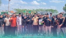 Puluhan mahasiswa yang tergabung dalam Republik Mahasiswa Fakultas Tarbiyah dan Ilmu Keguruan (FTIK) UIN Kiai Haji Achmad Siddiq (KHAS) Jember, saat ditemui pimpinan dekanat, setelah menggelar aksi demonstrasi di depan Gedung FTIK.(Foto: Sigit/Frensia). 