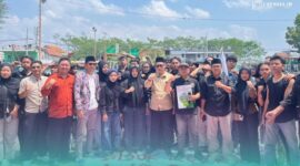Puluhan mahasiswa yang tergabung dalam Republik Mahasiswa Fakultas Tarbiyah dan Ilmu Keguruan (FTIK) UIN Kiai Haji Achmad Siddiq (KHAS) Jember, saat ditemui pimpinan dekanat, setelah menggelar aksi demonstrasi di depan Gedung FTIK.(Foto: Sigit/Frensia). 