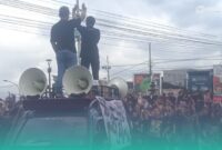 Sejumlah mahasiswa saat melakukan aksi demonstrasi di depan gedung DPRD Jember. (Foto: Istimewa). 
