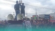 Sejumlah mahasiswa saat melakukan aksi demonstrasi di depan gedung DPRD Jember. (Foto: Istimewa). 