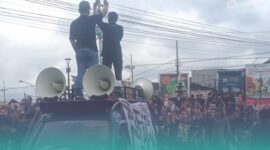 Sejumlah mahasiswa saat melakukan aksi demonstrasi di depan gedung DPRD Jember. (Foto: Istimewa). 