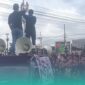 Sejumlah mahasiswa saat melakukan aksi demonstrasi di depan gedung DPRD Jember. (Foto: Istimewa). 