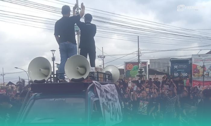 Sejumlah mahasiswa saat melakukan aksi demonstrasi di depan gedung DPRD Jember. (Foto: Istimewa). 